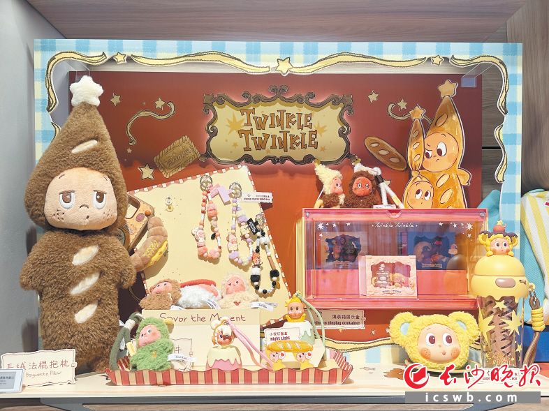 　　货架上，星星人“美味时刻系列现烤饼干”毛绒挂件只剩下一套样品，工作人员称“该商品待补货”。