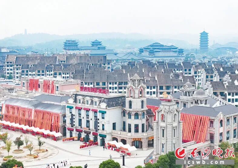 　　10月15日，湖南铜官竖店短剧影视城集中开机。同日，影视城被授为“湖南省微短剧拍摄基地”。                         长沙晚报全媒体记者 邹麟 摄