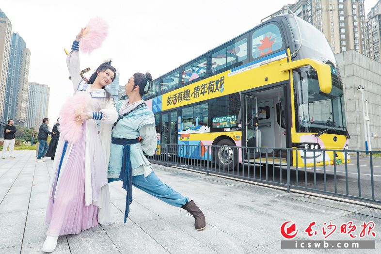 　　戏剧巴士专线让市民游客感受戏剧与城市生活交融的魅力。