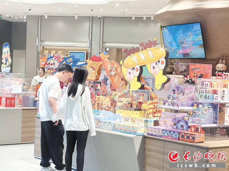 　　在万象城泡泡玛特门店，顾客围在货架前仔细挑选。　　均为长沙晚报全媒体记者 贾凯清 摄