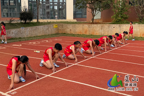 赤蓝桥小学学子挥汗练兵，全力备战县小学生运动会.jpg