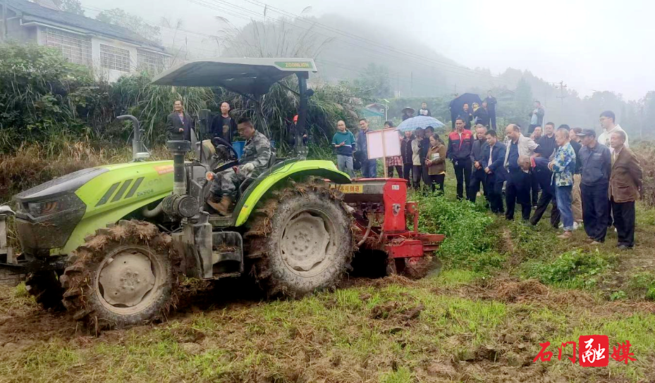 常德市丘陵山区农业机械化关键技术推广演示活动1.jpg 常德市丘陵山区农业机械化关键技术推广演示活动1.jpg