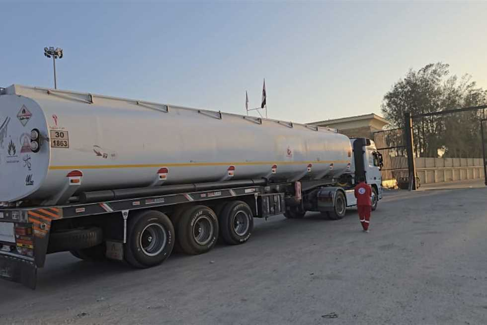 14辆满载汽油和天然气的卡车进入加沙地带