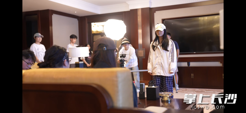 图为剧组在湖南铜官竖店进行拍摄。