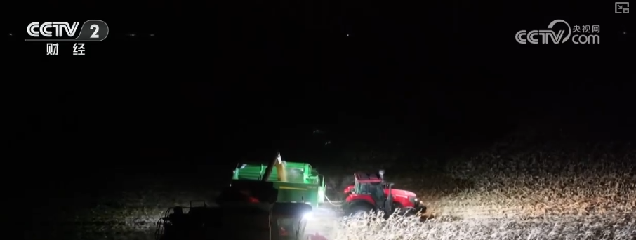 多举措协同全力推进秋收 高科技农机与时间“赛跑”抢收抢种