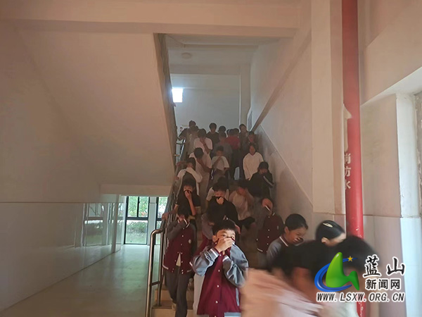 湘源学校开展应急消防疏散演练.jpg