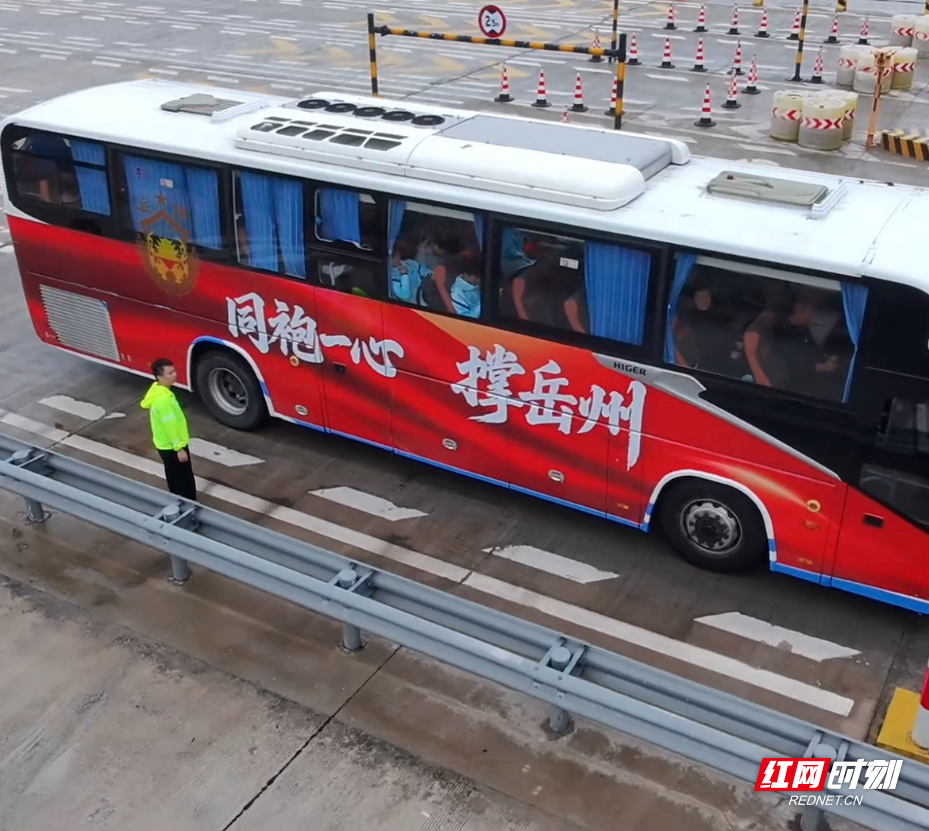 引导球队快速通行.jpg