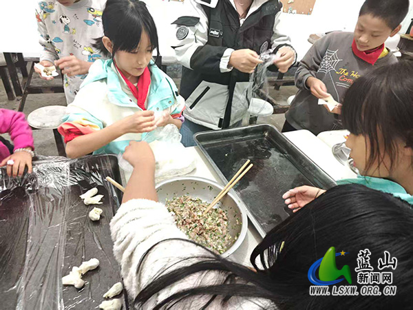 犁头瑶族乡中心小学巧手包馄饨劳动实践活动.jpg