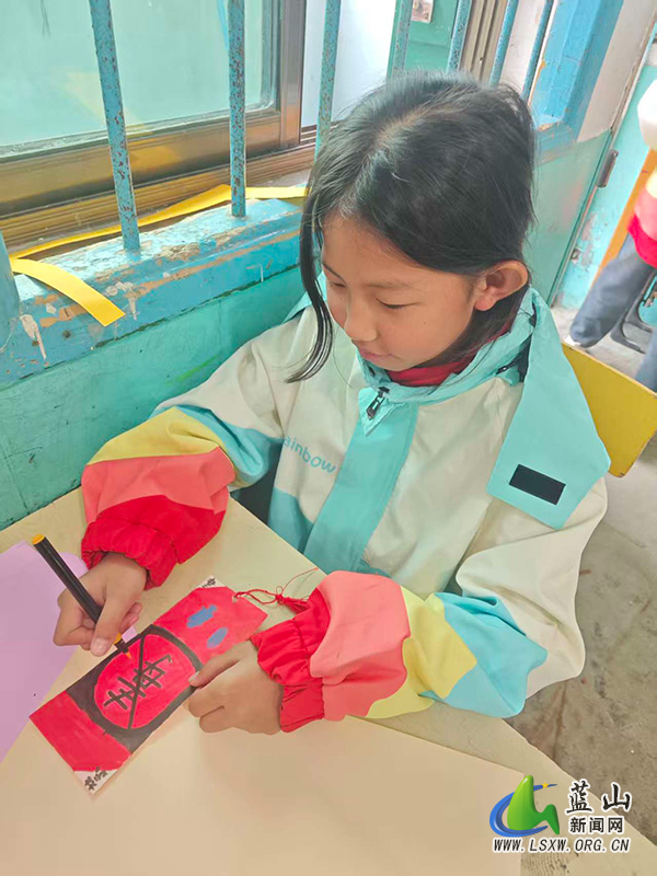 犁头瑶族乡中心小学举办禁毒主题书签制作活动.jpg