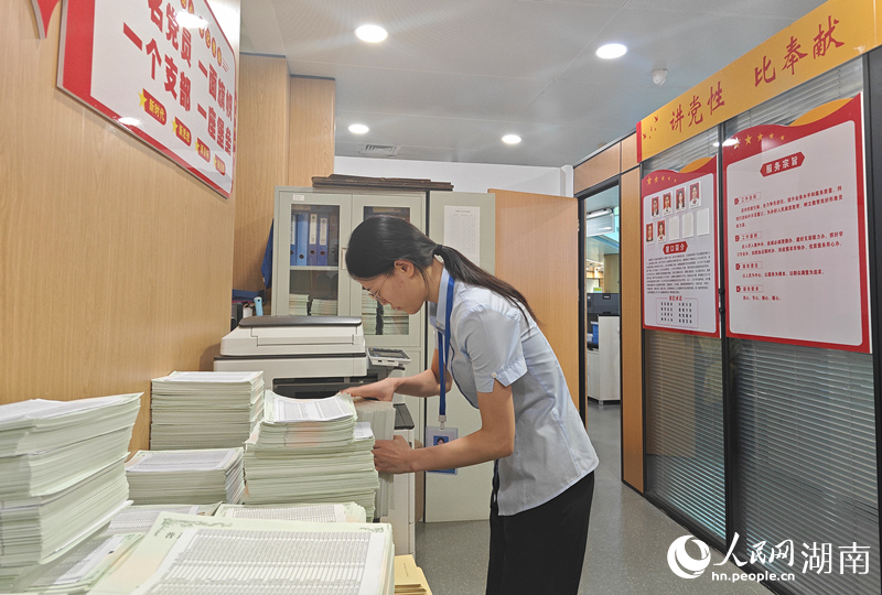 省教育厅政务服务窗口工作人员在整理资料。人民网记者 刘宾摄