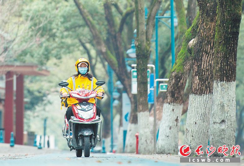 数据显示,目前全国外卖骑手已超1000万人。图为长沙街头一名送单途中的骑手。  长沙晚报全媒体记者 黄启晴 摄