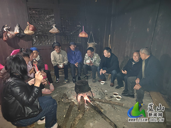 瑶乡荆竹寒风中“热”情不减：驻村工作队“火塘茶话”拉近干群距离.jpg