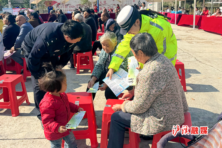 交警三下乡.jpg 交警三下乡.jpg