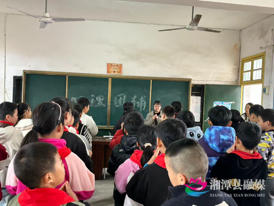 2025年10月22日上午，花石中心小学党建引领，联合学校教务处和政教处前往河头小学开展少队礼仪、心理团辅、捐赠助学活动 (12).jpg