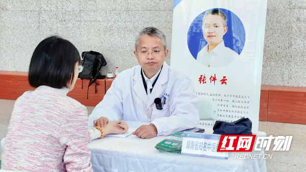 义诊现场.jpg 义诊现场.jpg