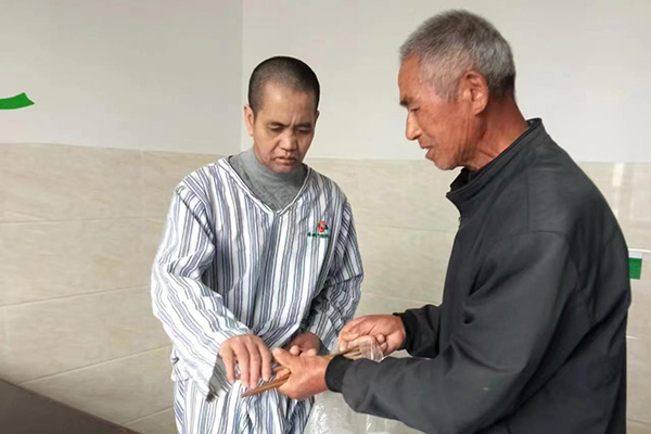 “湖南好人”邓书练：无私照顾同村残疾父子