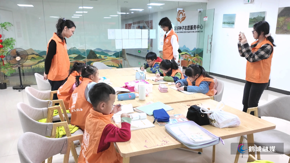 初编：鹤城区“花开不同季”公益项目启动 大学生志愿者免费助力孩子成长.mp4_20251024_154102.287.jpg