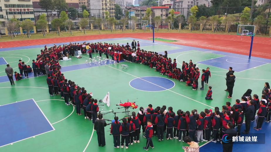 科普月活动走进钟秀学校 大篷车点亮少年科学梦.mp4_20251024_163346.997.jpg
