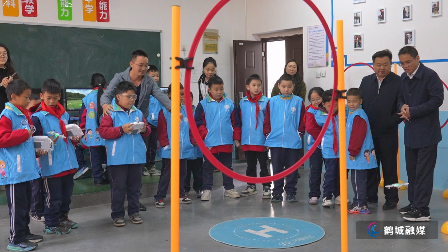科普月活动走进钟秀学校 大篷车点亮少年科学梦.mp4_20251024_163441.229.jpg