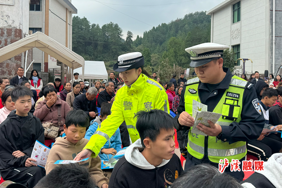 交警三下乡.jpg2.jpg 交警三下乡.jpg2.jpg