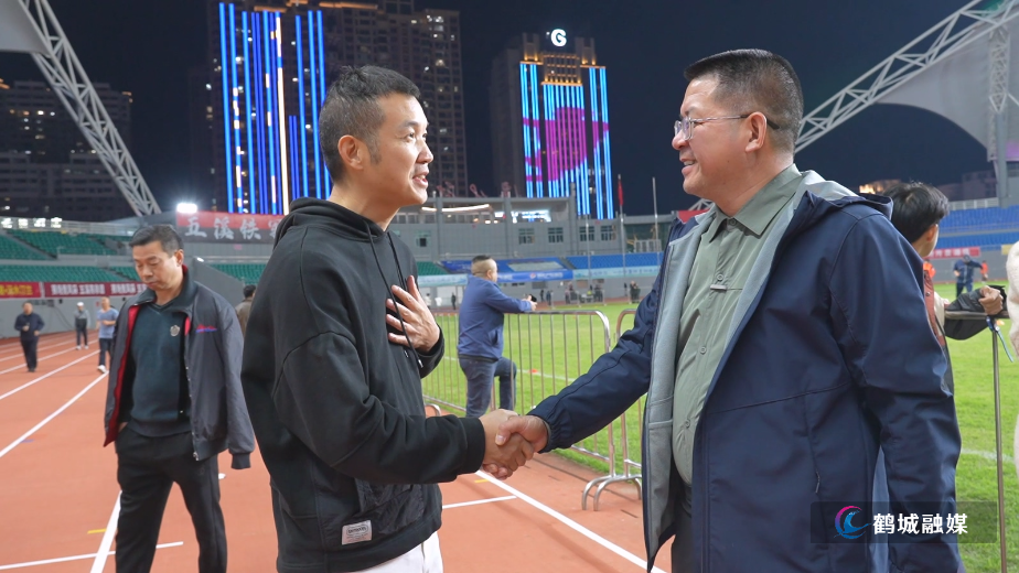 本土力量助燃绿茵梦想 曾掌柜土鸡馆为湘超怀化球队捐资打气.mp4_20251024_164120.029.jpg