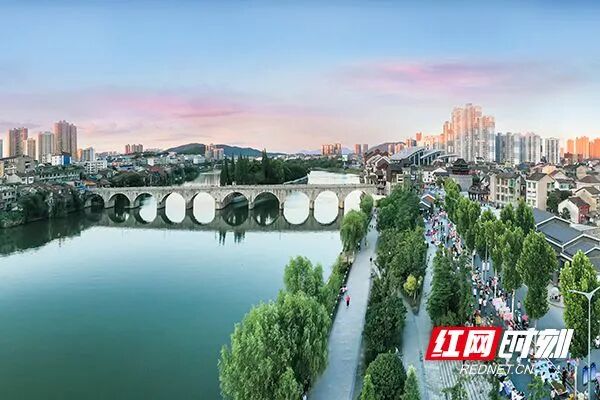 一江两岸美景。（彭雪飞摄）.jpg