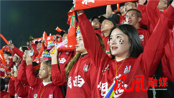 球迷热情点燃“湘西德比”之夜[00_03_46][20251026-110429].jpg