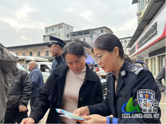 10.27蓝山:当好法律“快递员” 普法送货到田间.png 10.27蓝山:当好法律“快递员” 普法送货到田间.png