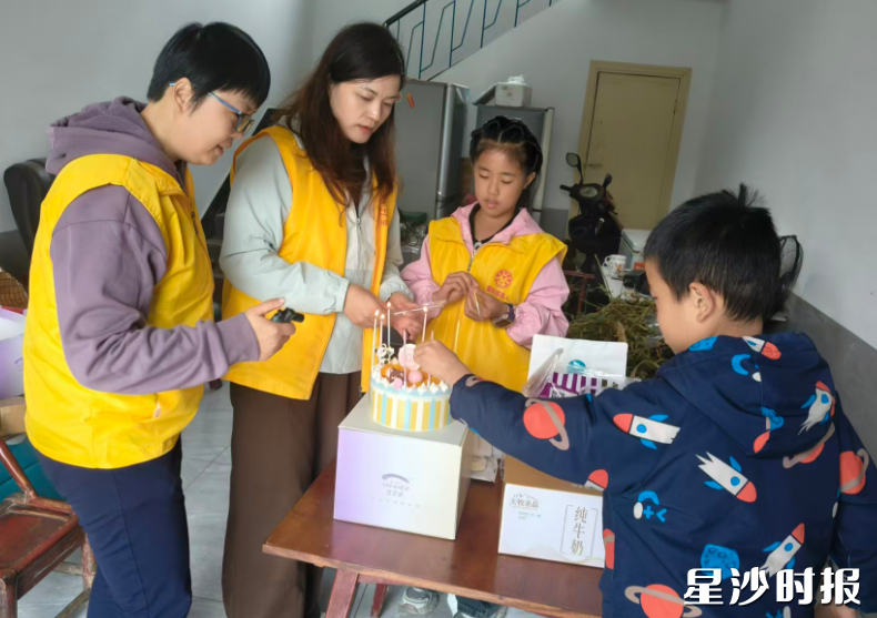 张金花和肖昳、李春香以及小义工李菁钰陪淼淼过生日。通讯员供图