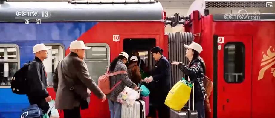 秋季文旅消费热力十足:银发专列跨省游与城市赏秋经济双双升温