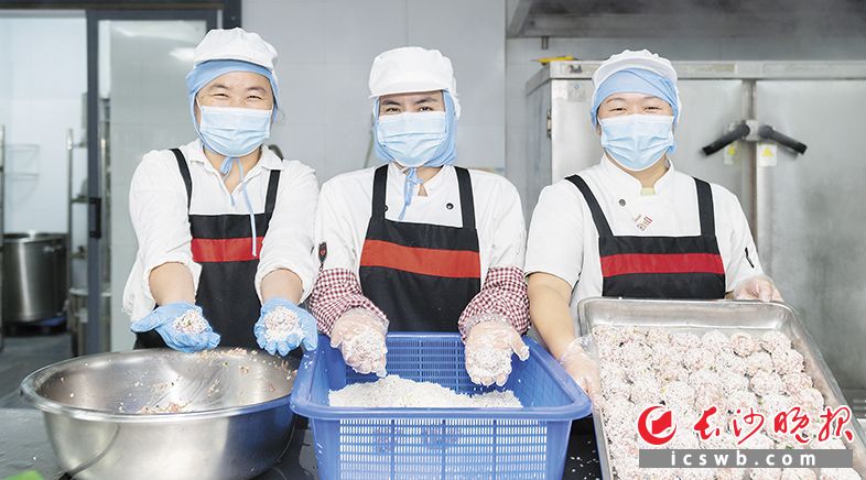 邓丹（中）从超市营业员转型为校园食堂“妈妈厨师”，她们正在手工制作珍珠肉丸。长沙晚报全媒体记者 周数邑 摄
