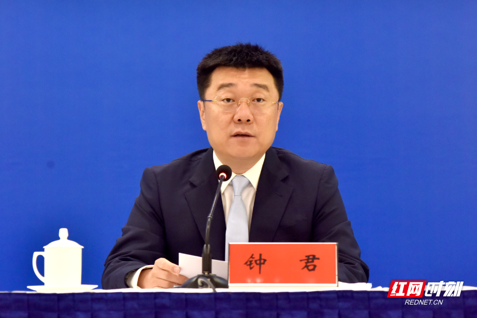 钟君.jpg 钟君.jpg