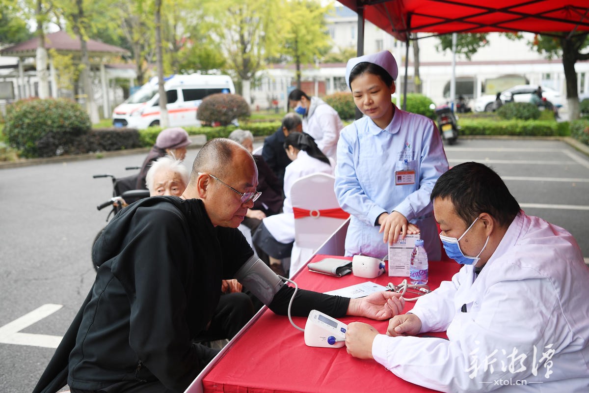 医护人员为老人测量血压。(全媒体记者 罗韬 摄).jpg