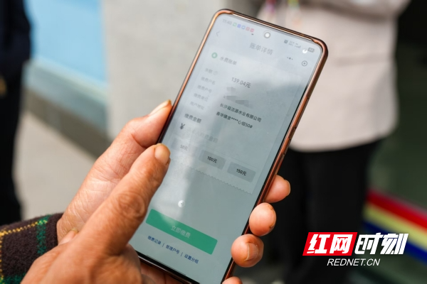03 村民宋群英用手机现场演示水费缴纳功能_副本.jpg