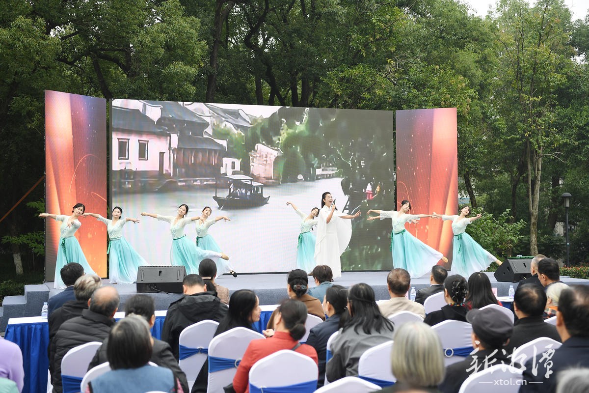 精彩的文艺表演。(全媒体记者 罗韬 摄)3.jpg