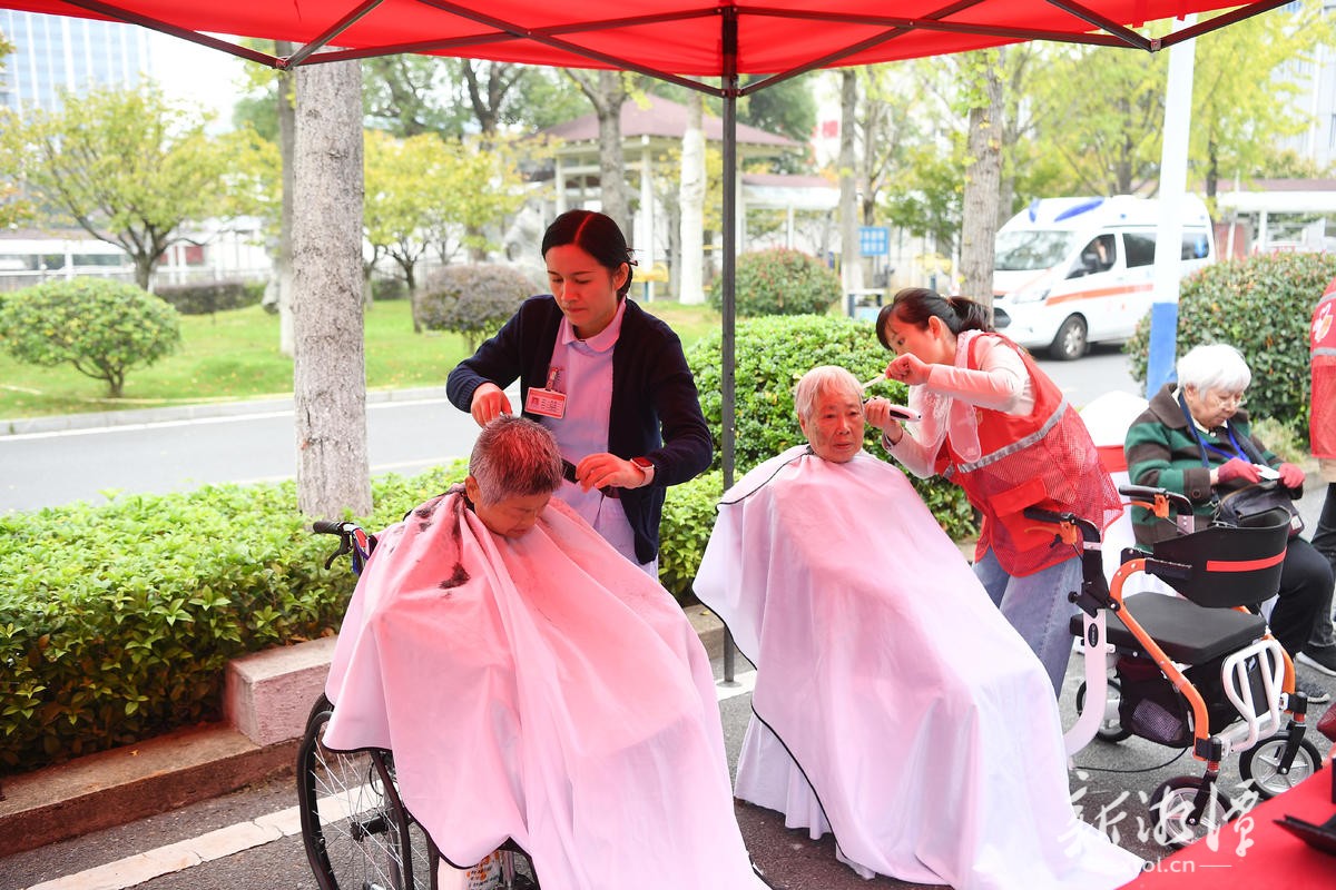 志愿者为老人理发。(全媒体记者 罗韬 摄).jpg