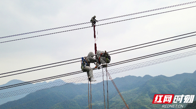 国网湖南超高压输电公司：完成500千伏浏云Ⅰ线054号塔带电安装导线相间间隔棒