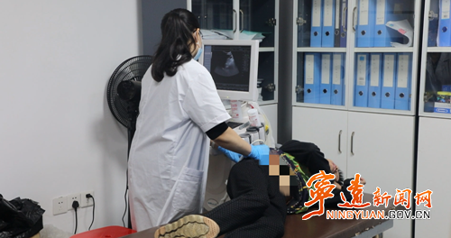 宁远：重阳节免费体检 情暖老年居民心2_副本_副本500.png