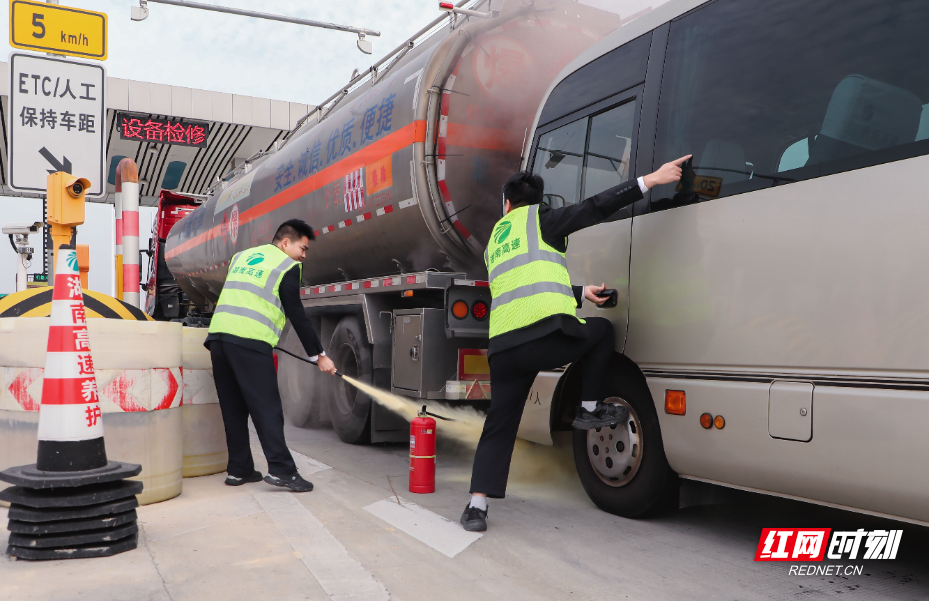 收费站工作人员第一时间施救.jpg 收费站工作人员第一时间施救.jpg