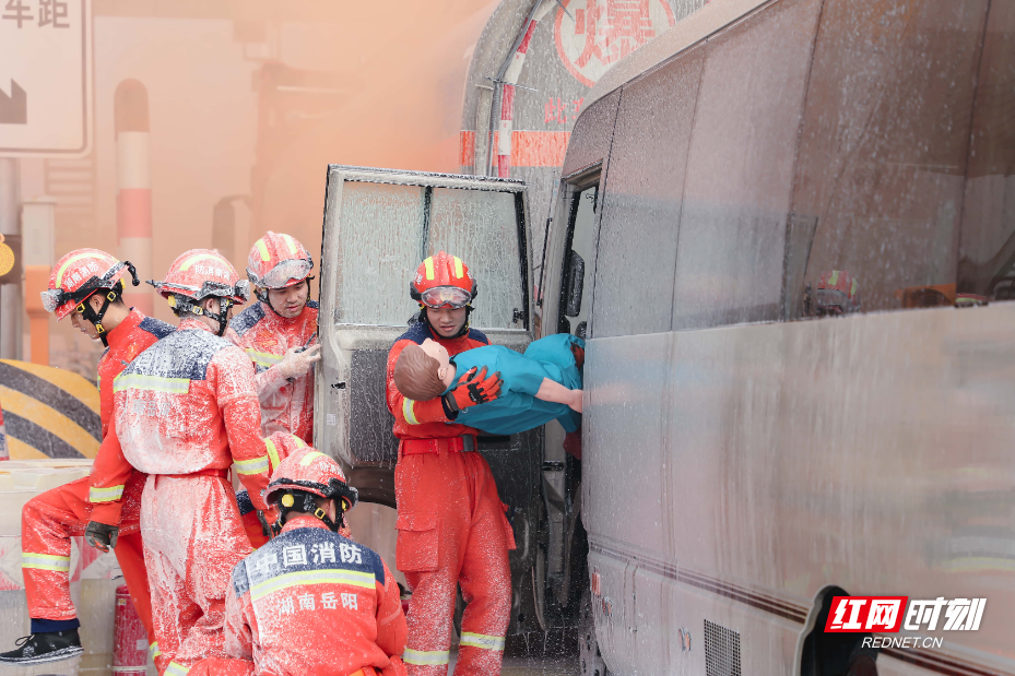 消防破开驾驶座救出伤员.jpg 消防破开驾驶座救出伤员.jpg