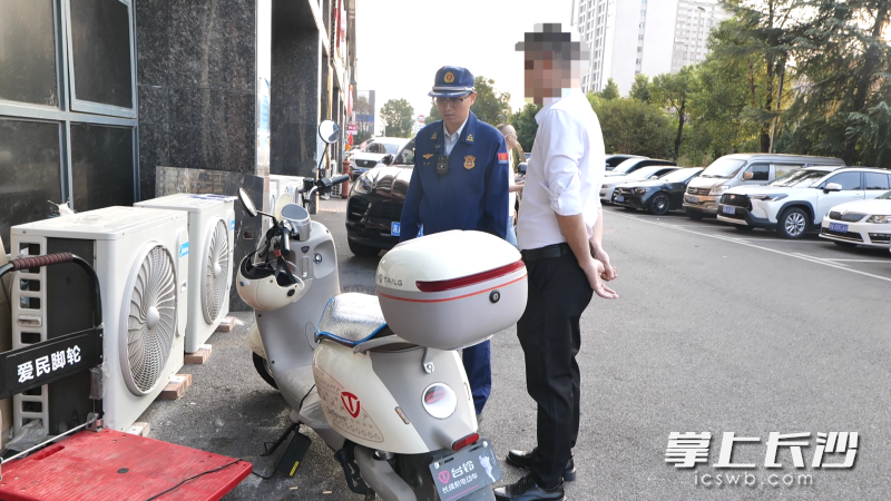 消防监督员现场查处一起违规为电动摩托车充电的行为。 长沙晚报通讯员 寻艳 摄