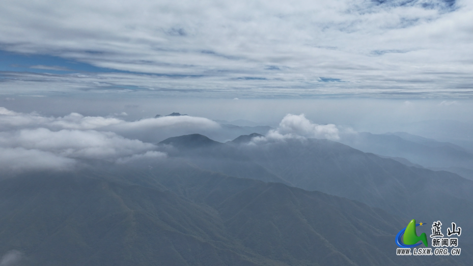 10.27.1美丽蓝山：云海漫卷绘就人间仙境.jpg