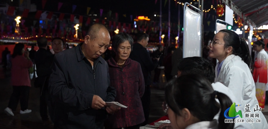 10.27.1蓝山县“中医文化夜市”火爆开街 岐黄之术点亮烟火夜生活.png