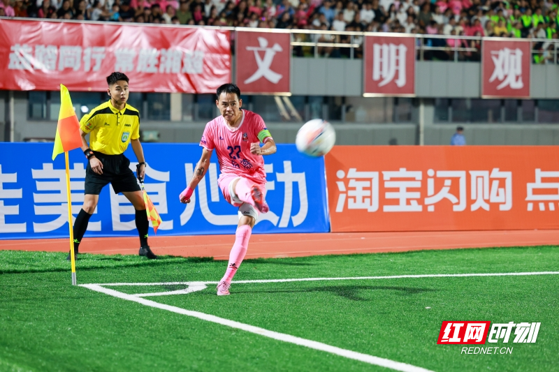 10月5日晚,2025湖南省足球联赛(“湘超”)“德山酒”常德赛区,常德队与衡阳队在常德市体育中心狭路相逢,常德队队长袁露开出一脚角球。_副本.jpg 10月5日晚,2025湖南省足球联赛(“湘超”)“德山酒”常德赛区,常德队与衡阳队在常德市体育中心狭路相逢,常德队队长袁露开出一脚角球。_副本.jpg