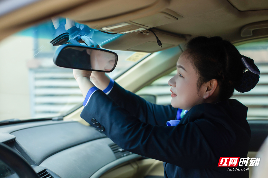 收费员为司乘安装ETC.jpg 收费员为司乘安装ETC.jpg