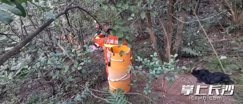 消防员劈柴开路进行救援。  均为长沙晚报通讯员寻艳摄