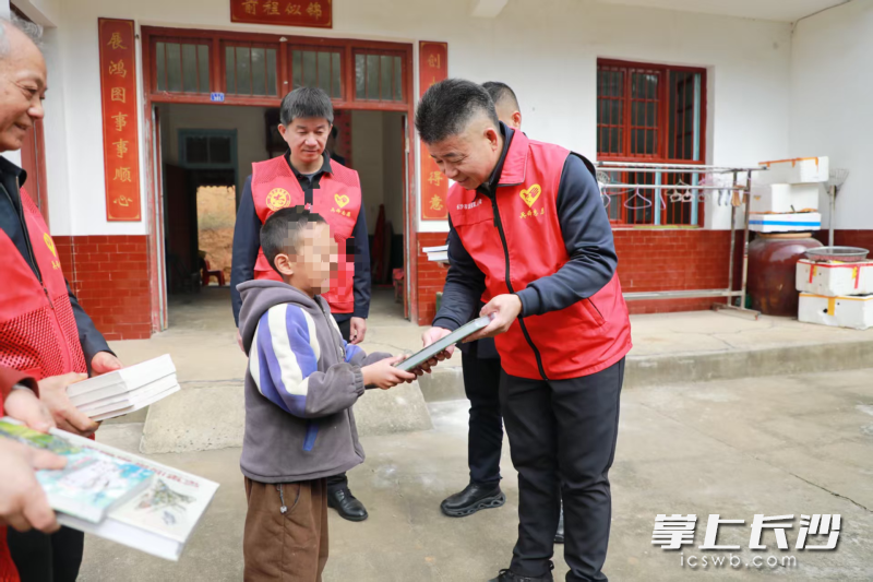 为困境儿童送读物。