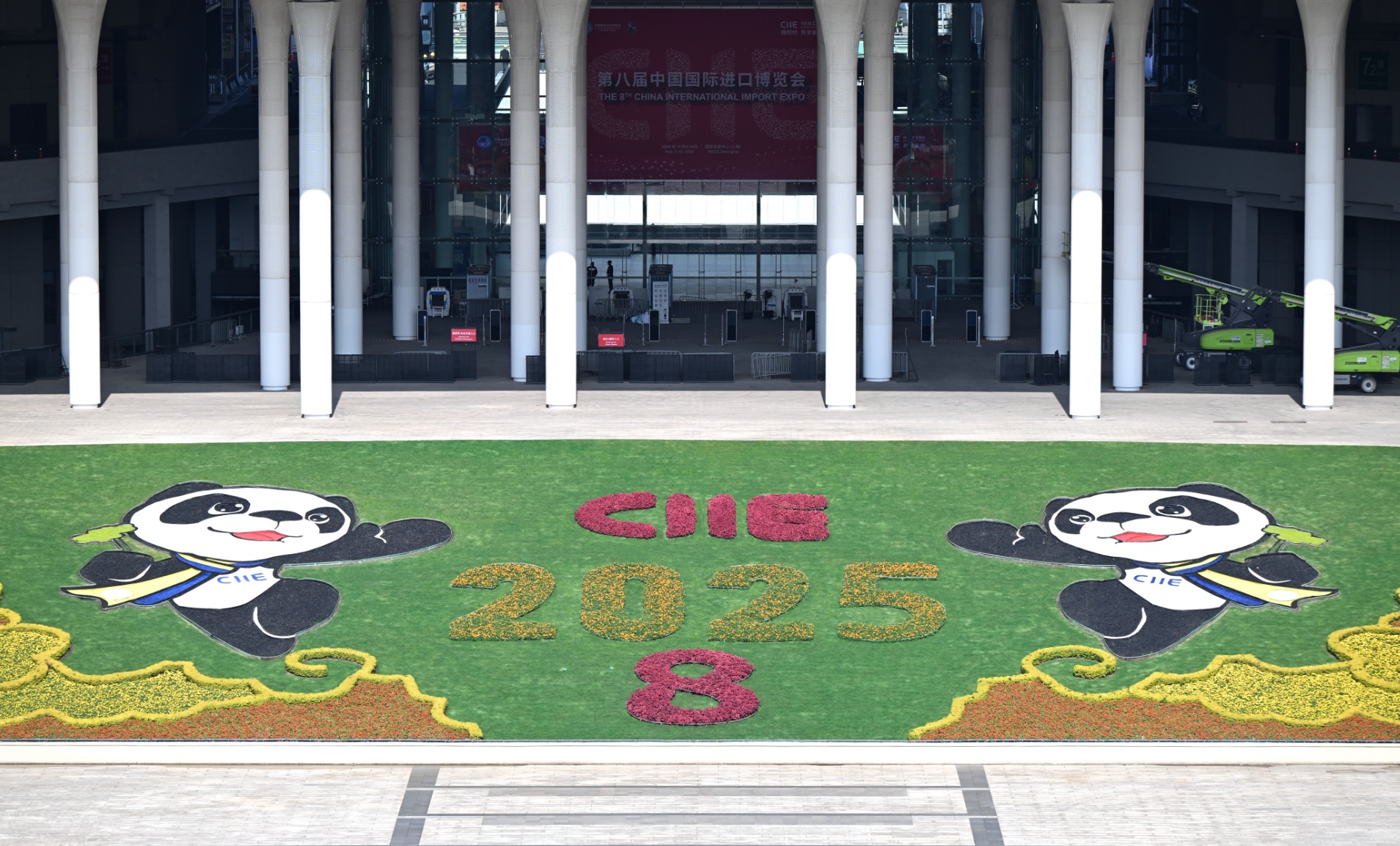 精耕细作保障生产，上海进博会氛围浓厚