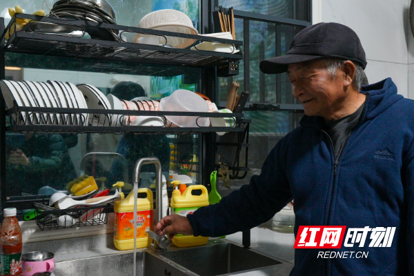 03马鞍村村民龚汉铣家里用上了自来水,笑容满面.jpg 03马鞍村村民龚汉铣家里用上了自来水,笑容满面.jpg