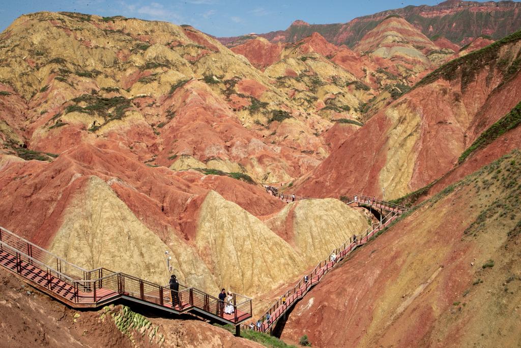 中国经济样本观察·“镇”了不起丨种粮不灵、“种草”很行!这个小镇“水墨丹霞”出圈了